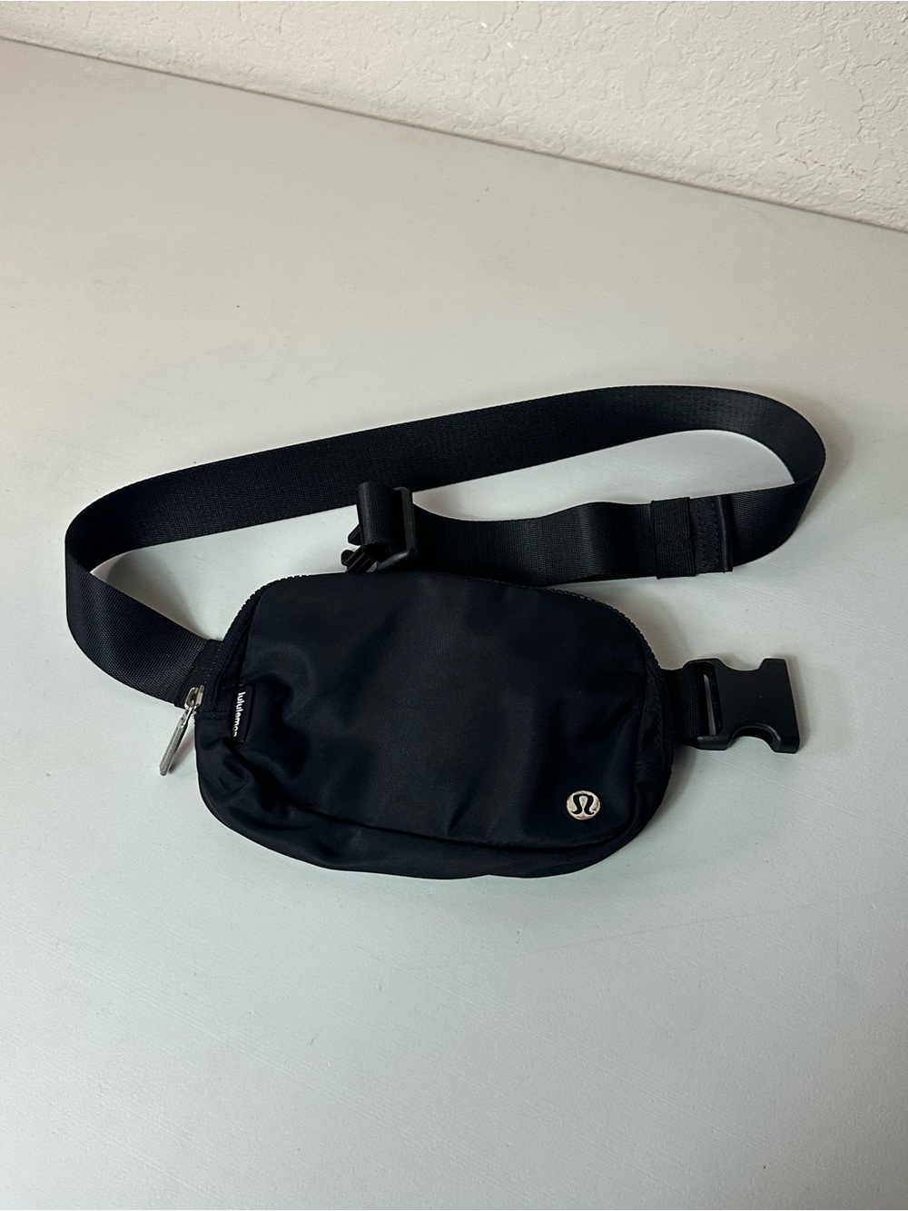 Lululemon Classic Black Everywhere Water Repellent Adjustable Belt Bag 1L - Picture 6 of 11
